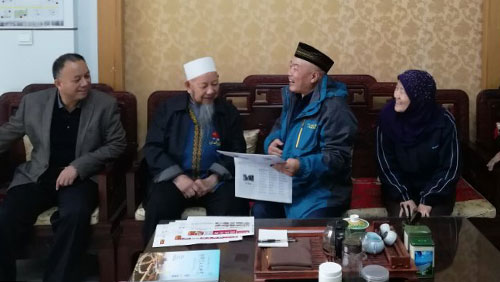 在刘阿訇在办公室4人-500.jpg