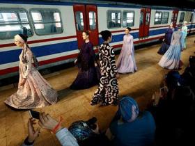穆斯林服装时尚秀在土耳其车站举行
